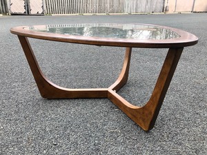 lot 150 image: Mid Century Style West Elm Mitchell Guitar Pick Glass Top Coffee Table