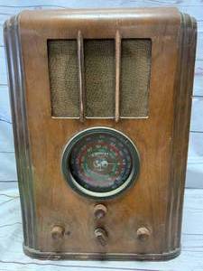 lot 51 image: Crosley Model 416 Radio 20 Tall