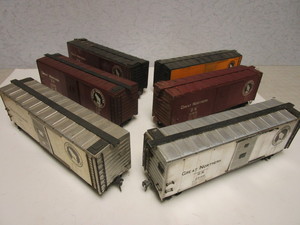 lot 201 image: VINTAGE O GAUGE GREAT NORTHERN BOXCARS