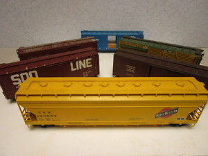 lot 202 image: VINTAGE O GAUGE BOXCARS, FREIGHT CARS, BURLINGTON, SOO, GREAT NORTHERN, NORTHWESTERN, MORE