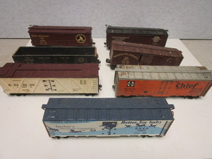 lot 212 image: VINTAGE O GAUGE BOXCARS, GREAT NORTHERN, SANTA FE, NORTHERN PACIFIC, READING, MORE