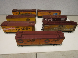 lot 214 image: VINTAGE O GAUGE BOXCARS, WISCONSIN BEERS, BLATZ, SCHLITZ, BREUNIGS, EDELWEISS, OLD HEIDELBERG