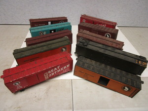 lot 220 image: VINTAGE O GAUGE GREAT NORTHERN BOXCARS