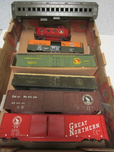 lot 222 image: VINTAGE O GAUGE GREAT NORTHERN BOXCARS, CABOOSE