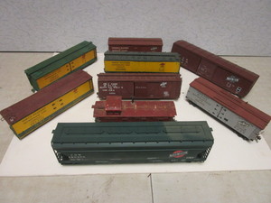 lot 223 image: VINTAGE O GAUGE GREAT NORTHERN BOXCARS, REEFERS, CABOOSE