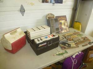 lot 19 image: Fishing Cabin Decorations