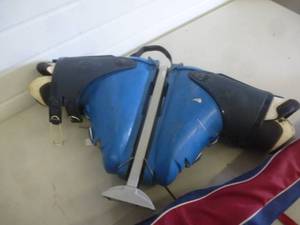 lot 28 image: Ski Boots & Hart Skis