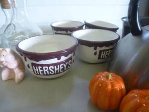 lot 73 image: Hershey Bowls & Salt, Pepper Shaker Sets