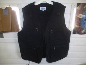 lot 123 image: Hunting Vests Black & Camo