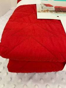 Pillowfort Triangle Stitch Quilt - Twin - 66 x 88 NEW
