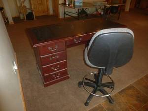 lot 23 image: Office Desk & Chair