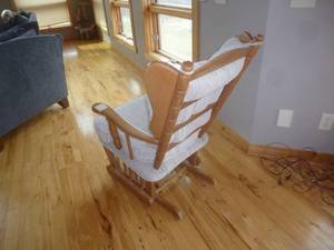 lot 33 image: Oak Glider Rocker
