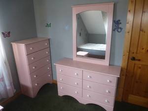 lot 37 image: Pink Bedroom Set