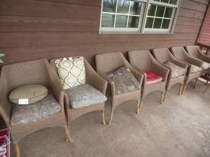 lot 40 image: Wicker Chairs x 8