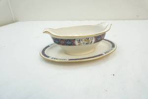 lot 3 image: Chine gravy dish