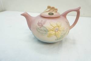 lot 4 image: Pink teapot