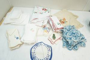 lot 11 image: Linens, cloths, crochets