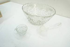 lot 17 image: Punch bowl set