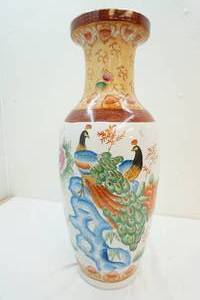 lot 29 image: Porcelain vase