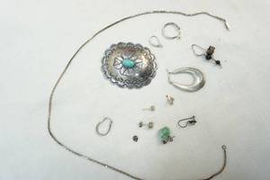 lot 93 image: Jewelry