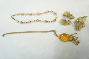 lot 96 image: Jewelry
