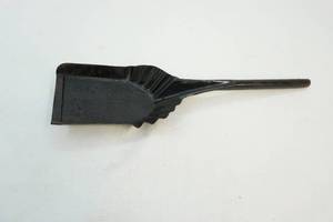 lot 136 image: Fireplace scoop