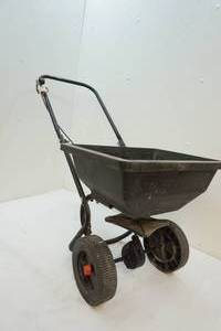 lot 137 image: Lawn spreader