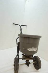 lot 138 image: Lawn spreader