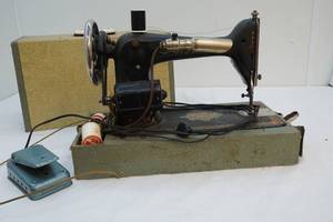 lot 183 image: Singer sewing machine