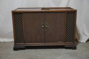 lot 240 image: vintage Magnavox phonograph