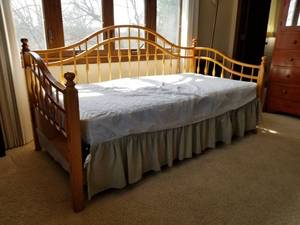 lot 30 image: Solid Oak Daybed with Trundle