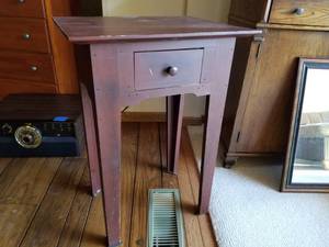 lot 47 image: Small Table
