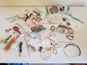 lot 52 image: Jewelry