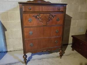 lot 8 image: Antique Dresser