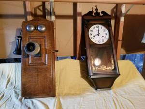 lot 23 image: Phone & Clock