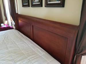 lot 14 image: Solid Cherry King Size Bed