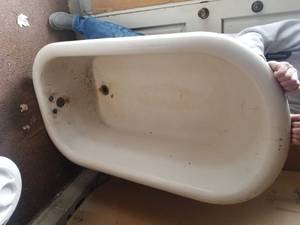 lot 53 image: Antique Clawfoot Bathtub
