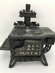 lot 61 image: Vintage - Queen Miniature Model Stove