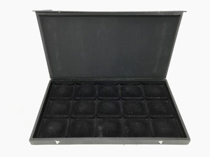 lot 86 image: Vintage - Divided Collectors Case