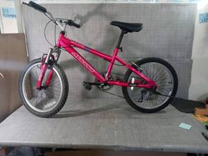 lot 110 image: Medium size pink bike