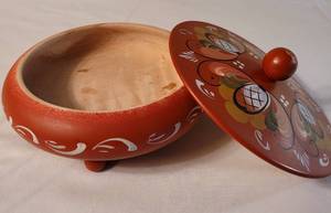 lot 97 image: Rosemaling Bowl w Lid
