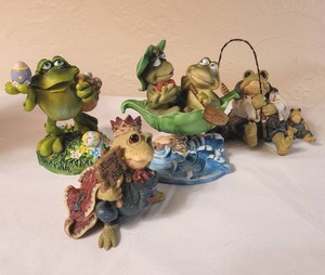 lot 103 image: Decorative Frog Figurines
