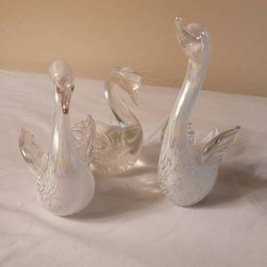 lot 114 image: Glass Swan and Bird Figurines