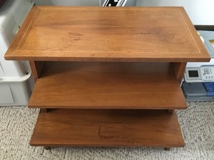 lot 41 image: Vintage Multi-Tiered End Table