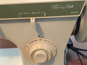 lot 37 image: Singer Fashion Mate 252 Sewing Machine
