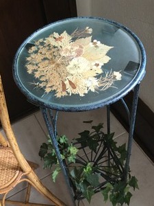 lot 43 image: Pair Plant Stands & Dragonfly Metal Wall Decor