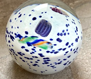 lot 7 image: Beautiful Paperweight