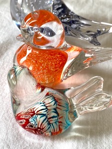 lot 6 image: Three Art Glass Style Birds