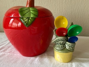 lot 13 image: Apple Cookie Jar and Vintage Measuring Spoon Holder