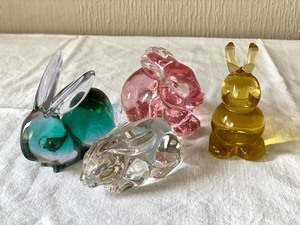 lot 20 image: Glass Rabbit Figurines
